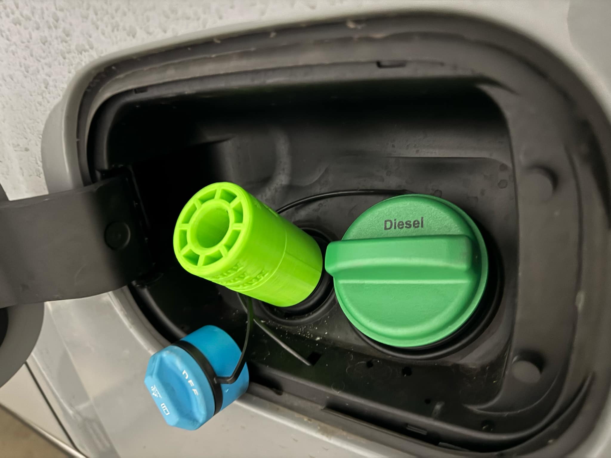 CHEVROLET SILVERADO 2500 / 3500 ADBLUE MAGENTIC FILLER ADAPTOR